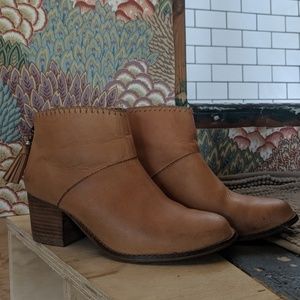 Tom's Leila fawn leather heeled booties